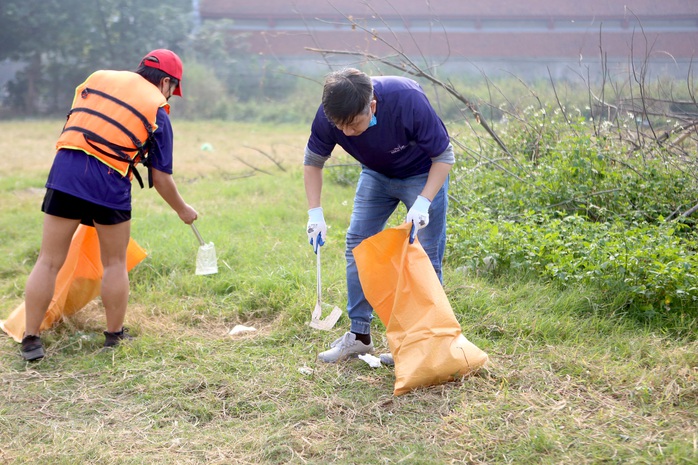 Đại sứ Anh tham gia thu gom rác ở Hồ Tây - Ảnh 2.