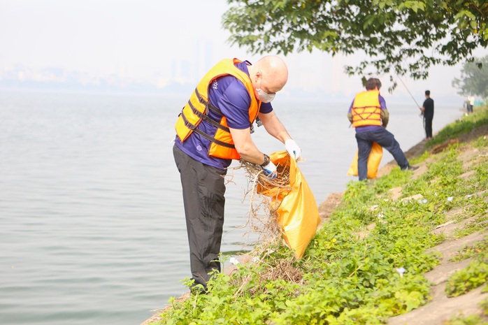 Đại sứ Anh tham gia thu gom rác ở Hồ Tây - Ảnh 3.