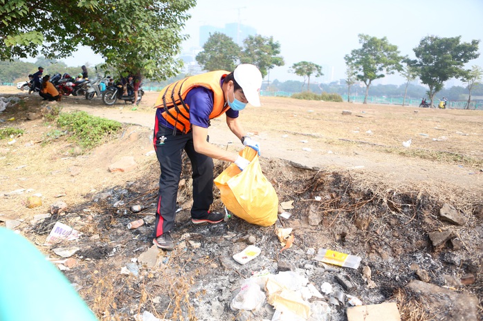 Đại sứ Anh tham gia thu gom rác ở Hồ Tây - Ảnh 5.