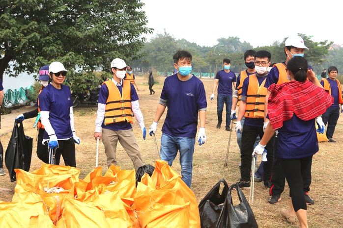 Đại sứ Anh tham gia thu gom rác ở Hồ Tây - Ảnh 8.