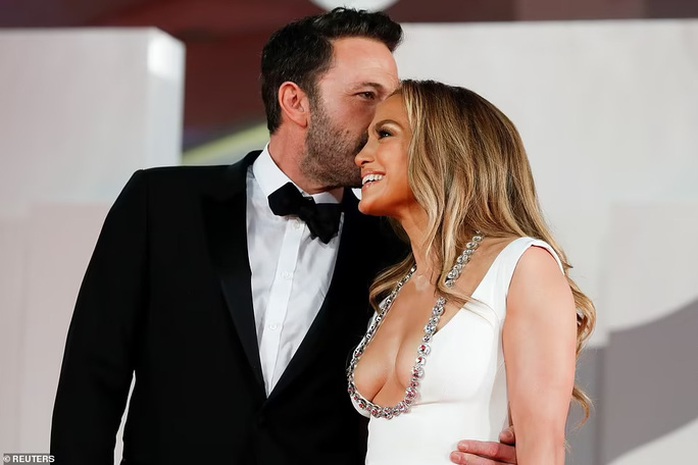 Ben Affleck nối lại tình xưa với  mỹ nhân Jennifer Lopez - Ảnh 1.