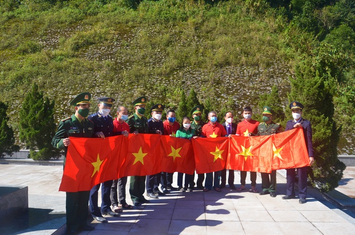 Báo Người Lao Động trao 1.000 lá cờ Tổ quốc nơi miền viễn biên Hà Tĩnh - Ảnh 6.