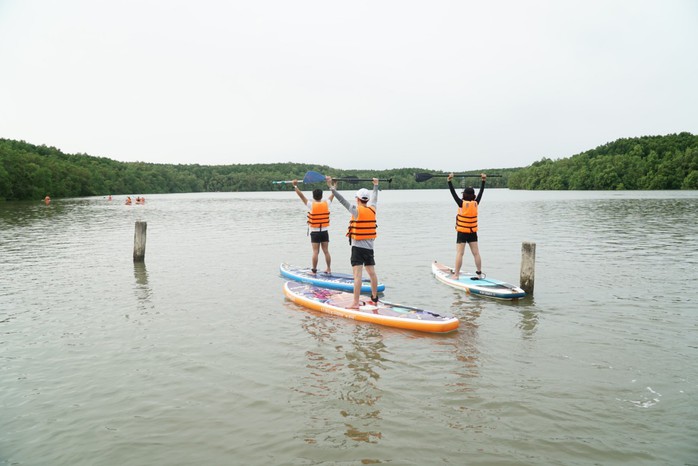 Về Cần Giờ chèo SUP, trekking và nghe rừng thở - Ảnh 9.