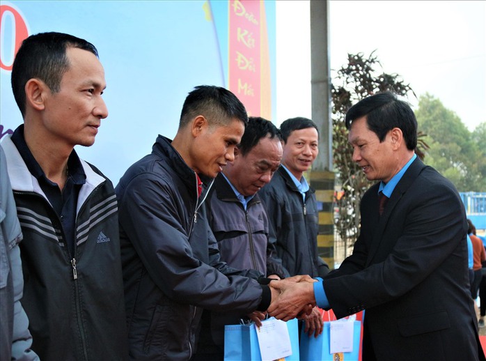 Công đoàn Đắk Lắk hỗ trợ phương tiện cho công nhân khó khăn về quê dịp Tết - Ảnh 1.