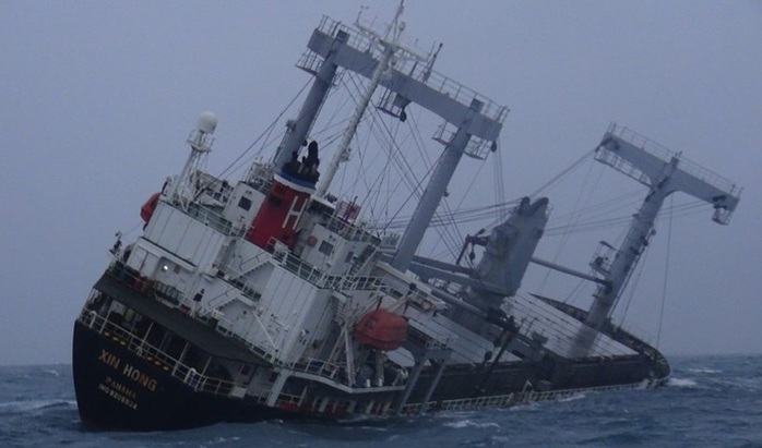 18 thuyền viên thoát nạn, bỏ tàu hàng trôi tự do trên biển Bình Thuận - Ảnh 1.