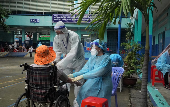 Bộ Y tế nêu 8 nhóm giải pháp nhằm giảm tử vong do Covid-19 - Ảnh 1.