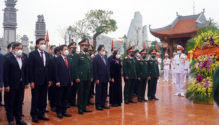 Thủ tướng Phạm Minh Chính dâng hương Đền thờ Bác Hồ tại Quảng Bình - Ảnh 4.