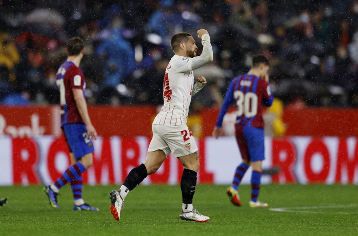 Alba bị ném bóng vào mặt, Barcelona không hạ nổi chủ nhà Sevilla - Ảnh 4.