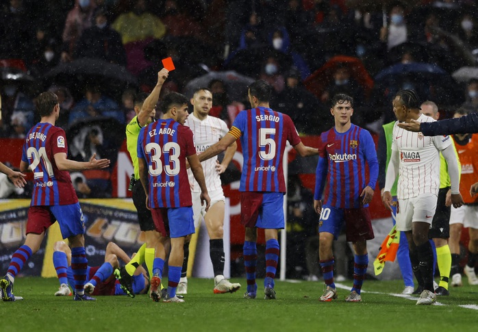 Alba bị ném bóng vào mặt, Barcelona không hạ nổi chủ nhà Sevilla - Ảnh 2.