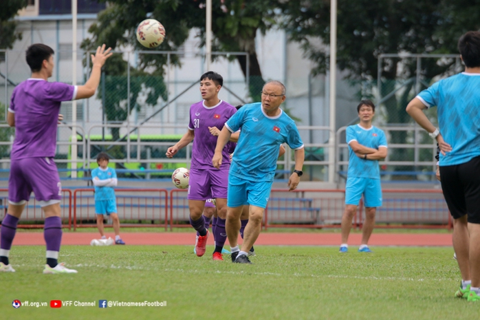 HLV Park Hang-seo mất 2 trung vệ thép trước trận gặp tuyển Thái Lan - Ảnh 1.