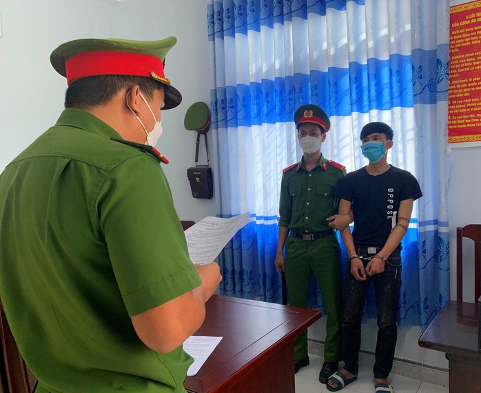 Bắt cóc con nợ đòi 5 triệu đồng, 2 thanh niên ở Quảng Nam bị khởi tố - Ảnh 2.