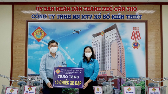 Xổ số kiến thiết Cần Thơ tặng 60 chiếc xe đạp cho học sinh nghèo, hiếu học - Ảnh 1.