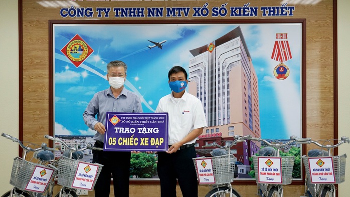 Xổ số kiến thiết Cần Thơ tặng 60 chiếc xe đạp cho học sinh nghèo, hiếu học - Ảnh 2.