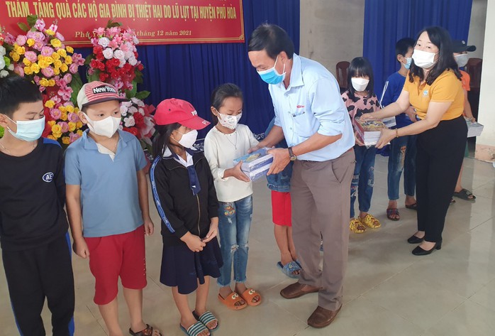 Tặng tập vở cho học sinh vùng lũ Phú Yên - Ảnh 4. Tặng tập vở tỷ lệ kèo nhà cái 88 học sinh vùng lũ Phú Yên - Ảnh 4.