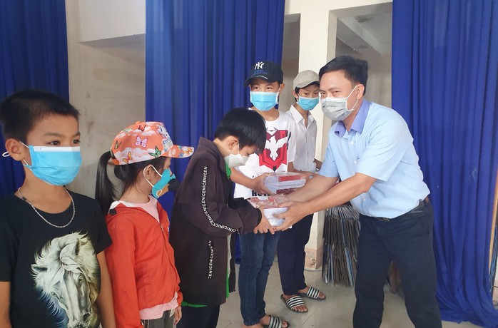 Tặng tập vở cho học sinh vùng lũ Phú Yên - Ảnh 2. Tặng tập vở tỷ lệ kèo nhà cái 88 học sinh vùng lũ Phú Yên - Ảnh 2.