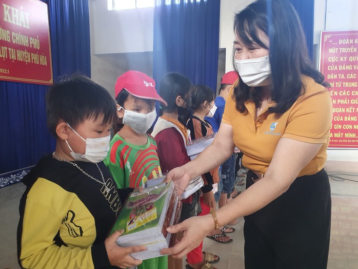 Tặng tập vở cho học sinh vùng lũ Phú Yên - Ảnh 3. Tặng tập vở tỷ lệ kèo nhà cái 88 học sinh vùng lũ Phú Yên - Ảnh 3.