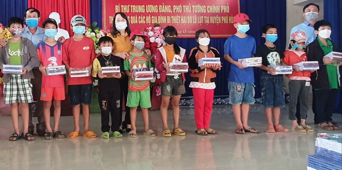 Tặng tập vở cho học sinh vùng lũ Phú Yên - Ảnh 1. Tặng tập vở tỷ lệ kèo nhà cái 88 học sinh vùng lũ Phú Yên - Ảnh 1.