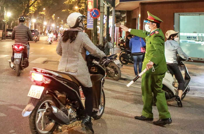 Ca mắc Covid-19 ở Hà Nội tăng cao, phố Hàng Mã vẫn ùn tắc dịp lễ Noel 2021 - Ảnh 1.