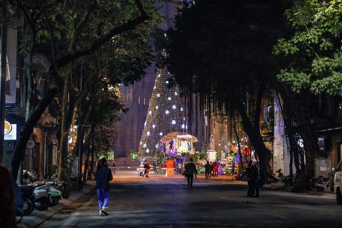 Ca mắc Covid-19 ở Hà Nội tăng cao, phố Hàng Mã vẫn ùn tắc dịp lễ Noel 2021 - Ảnh 3.