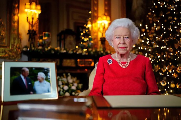 Đón Giáng sinh chỗ lạ, Nữ hoàng Anh có khách không mời - Ảnh 3.
