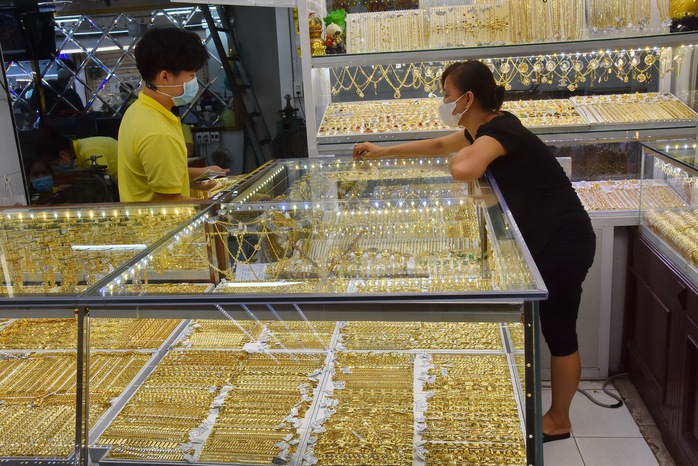 Giá vàng hôm nay 26-12: Vàng SJC cao hơn trang sức gần 9 triệu đồng/lượng - Ảnh 1.