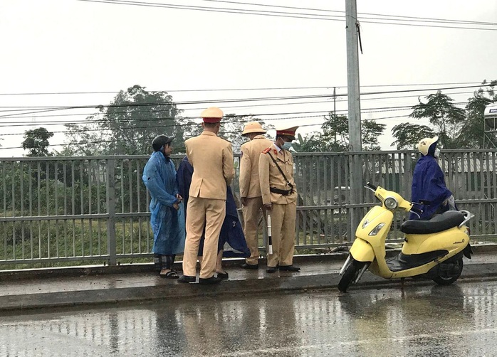 Người mẹ mang thai cùng con gái 13 tuổi định nhảy cầu tự tử - Ảnh 1.