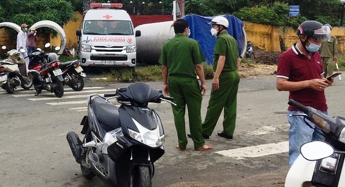 Phát hiện người đàn ông chết cháy trong cống - Ảnh 1.