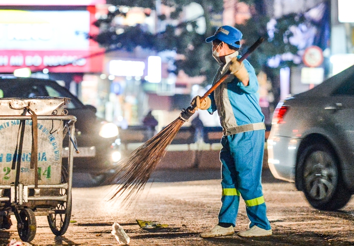 CLIP: Đốt lửa sưởi ấm trong đêm giá rét 10 độ C ở Hà Nội - Ảnh 10.