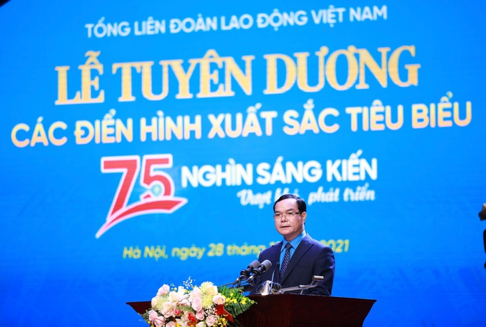 Thủ tướng Phạm Minh Chính dự chương trình tuyên dương “75.000 sáng kiến vượt khó, phát triển” - Ảnh 2.