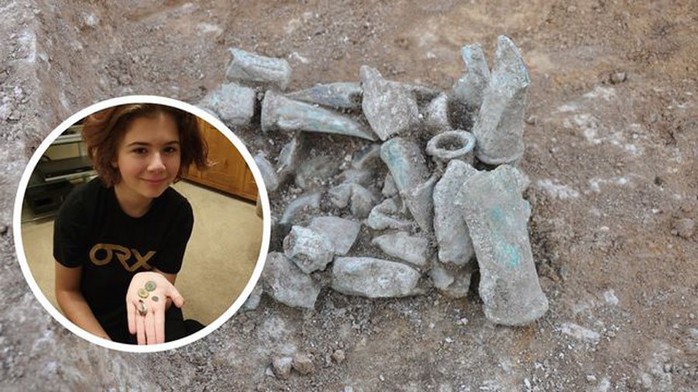 Săn kho báu trên đồng, cô bé 13 tuổi phát hiện 65 bảo vật gây choáng váng - Ảnh 1.