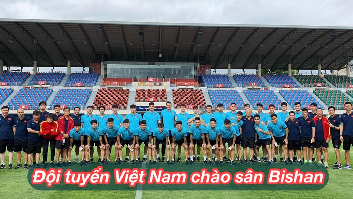 Đội tuyển Việt Nam thử sân Bishan: Gồ ghề, sợ chấn thương - Ảnh 3.