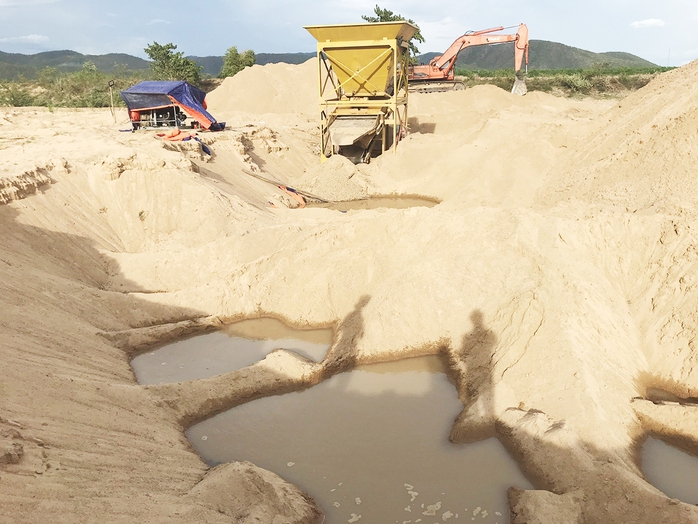 Sở Tài nguyên - Môi trường kiểm tra cát lậu, trưởng phòng không tiếp nhận, bỏ về - Ảnh 1.