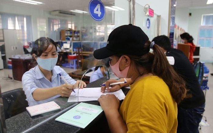 Tài khoản ngân hàng bị trừ gần 33 triệu đồng vì tin nhắn lạ hướng dẫn hỗ trợ bảo hiểm thất nghiệp - Ảnh 2.