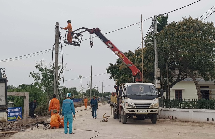 Hơn 40 cột điện mọc giữa đường giăng bẫy người đi đường đã được di dời - Ảnh 3.