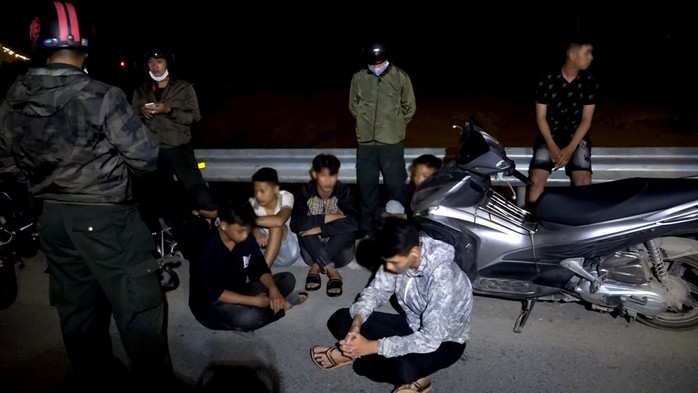 Đêm khuya, Phó Giám đốc Công an Bình Định đến hiện trường chỉ đạo vây bắt nhóm đua xe trái phép - Ảnh 2.