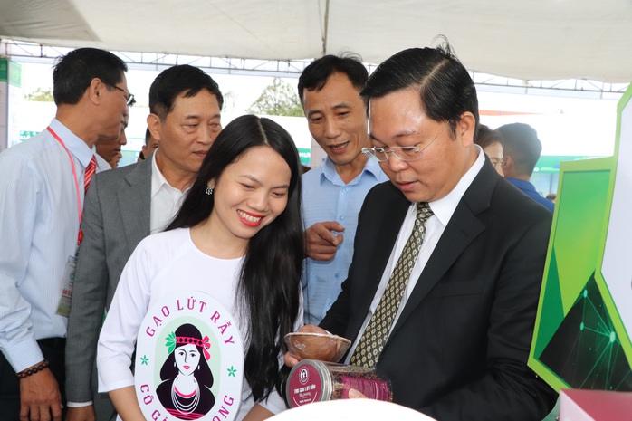 CLIP: Chủ tịch Quảng Nam bỏ áo vest, cà vạt đối thoại với thanh niên - Ảnh 1.