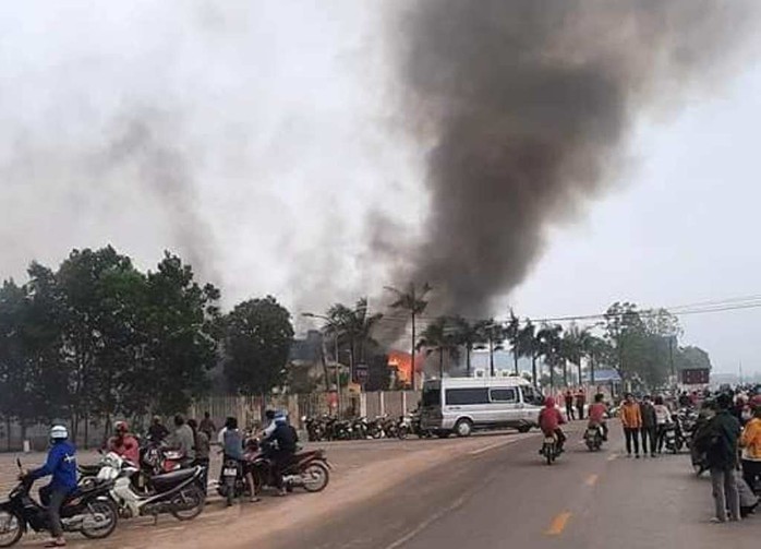 Cháy lớn tại nhà máy may IVORY ở Thanh Hóa - Ảnh 1.