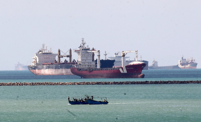Tăng tốc giải cứu tàu mắc kẹt trên kênh đào Suez - Ảnh 1.