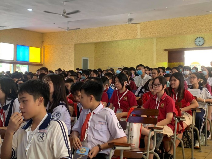 Choáng với màn so tài bằng tiếng Anh của học sinh TP HCM - Ảnh 2.