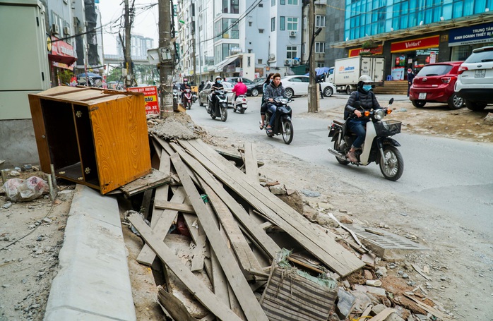 CLIP: Những cột điện xiêu vẹo, đinh sắt lổn nhổn trên đường đang cải tạo trị giá 366 tỉ đồng - Ảnh 8.