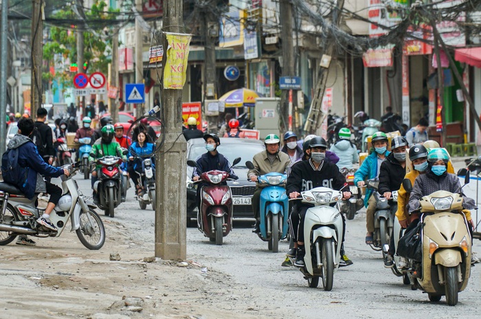 CLIP: Những cột điện xiêu vẹo, đinh sắt lổn nhổn trên đường đang cải tạo trị giá 366 tỉ đồng - Ảnh 6.