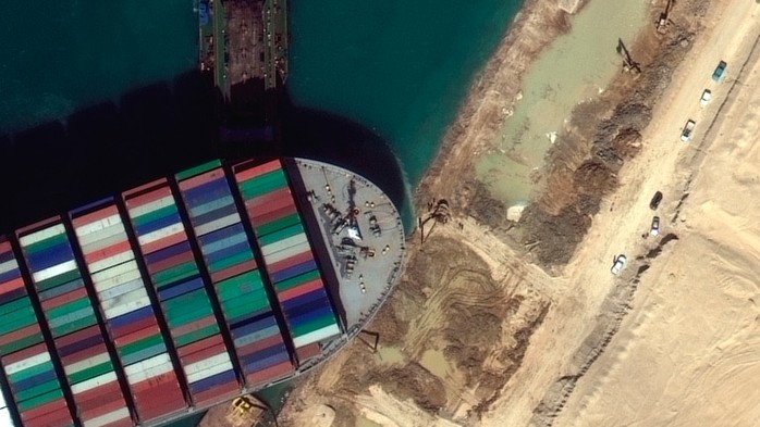 Tàu container mắc kẹt trên kênh đào Suez nhích nhẹ - Ảnh 1.