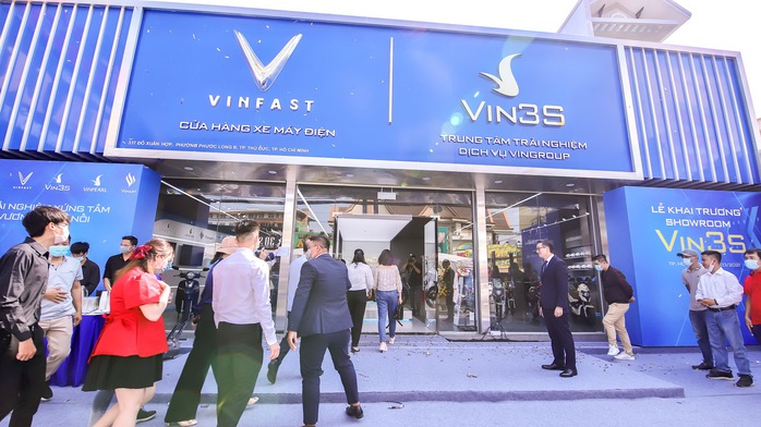 VinFast tặng pin lithium cho khách hàng mua xe máy điện VinFast Ludo và Impes - Ảnh 1.