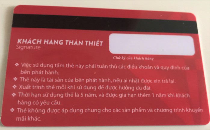 Nhiều người mắc lừa đóng phí làm thẻ khách hàng vay tiền lãi suất thấp - Ảnh 2.