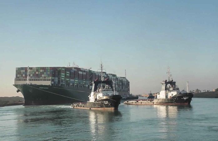 Chi phí bảo hiểm “khủng” trong vụ siêu tàu mắc cạn trên kênh đào Suez - Ảnh 1.