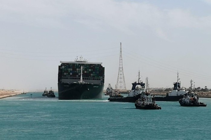 Chi phí bảo hiểm “khủng” trong vụ siêu tàu mắc cạn trên kênh đào Suez - Ảnh 2.