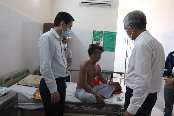 CLIP: Ông Võ Văn Hoan nắm chặt tay người thân 6 nạn nhân chết cháy ở TP Thủ Đức - Ảnh 4.