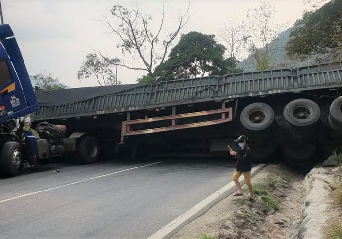 Container chở xỉ than lật chắn ngang đèo Bảo Lộc, giao thông ách tắc 2 chiều - Ảnh 2.