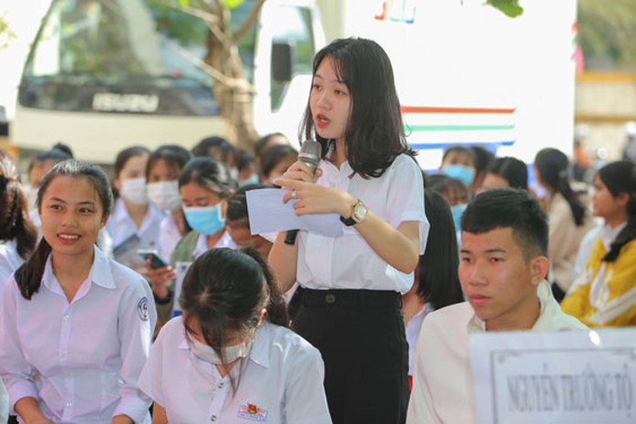 Đưa trường học đến thí sinh tại Phú Yên: Lo sư phạm, luật khó xin việc, lương thấp - Ảnh 1.