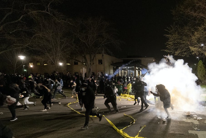 Cảnh sát Mỹ trấn áp người biểu tình sau khi bắn chết thanh niên da màu - Ảnh 3.
